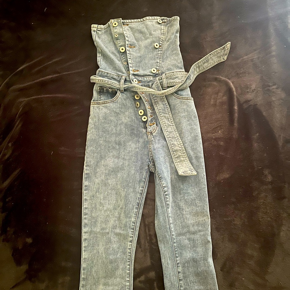 Kittenish Romper. Size XS. All the button are still intact.